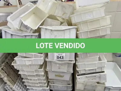LOTE 043 - CAIXAS PLÁSTICAS DIVERSOS TAMANHOS E 03 COOLER SEM TAMPA. (NO ESTADO, NÃO SABEMOS SE FUNCIONA. LEILÃO NÃO TEM GARANTIA E NEM DEVOLUÇÃO).