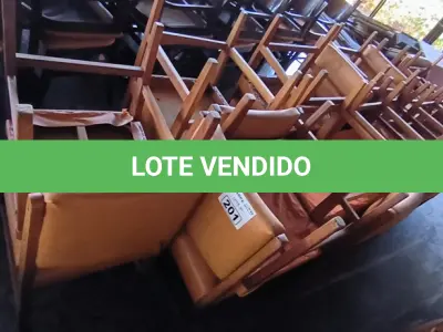 LOTE 201 - 24 CADEIRAS EM MADEIRA. (NO ESTADO, NÃO SABEMOS SE FUNCIONA. LEILÃO NÃO TEM GARANTIA E NEM DEVOLUÇÃO).