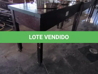 LOTE 170 - BALCÃO DE RODAS INOX E MADEIRA. (NO ESTADO, NÃO SABEMOS SE FUNCIONA. LEILÃO NÃO TEM GARANTIA E NEM DEVOLUÇÃO).