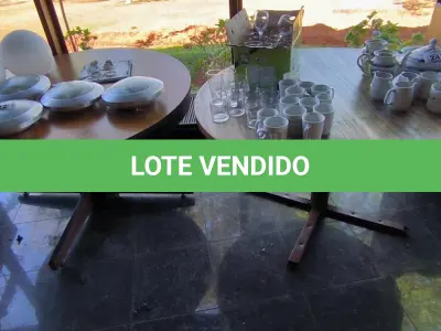 LOTE 194 - 02 MESAS REDONDAS GRANDES PÉ DE FERRO E TAMPO EM MADEIRA. (NO ESTADO, NÃO SABEMOS SE FUNCIONA. LEILÃO NÃO TEM GARANTIA E NEM DEVOLUÇÃO).