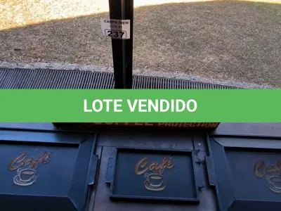 LOTE 237 - BANDEJAS DE COURO PARA CAFÉ E PLACA DE MADEIRA DECORATIVA. (NO ESTADO, NÃO SABEMOS SE FUNCIONA. LEILÃO NÃO TEM GARANTIA E NEM DEVOLUÇÃO).