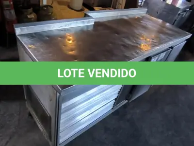 LOTE 132 - BALCÃO REFRIGERADO DUAS PORTAS. (NO ESTADO, NÃO SABEMOS SE FUNCIONA. LEILÃO NÃO TEM GARANTIA E NEM DEVOLUÇÃO).