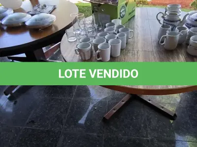 LOTE 194 - 02 MESAS REDONDAS GRANDES PÉ DE FERRO E TAMPO EM MADEIRA. (NO ESTADO, NÃO SABEMOS SE FUNCIONA. LEILÃO NÃO TEM GARANTIA E NEM DEVOLUÇÃO).