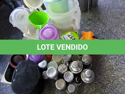 LOTE 257 - COQUETELEIRAS, DOSADORES PARA TEMPEROS CONDIMENTOS JARRAS E GARRAFA TÉRMICA. (NO ESTADO, NÃO SABEMOS SE FUNCIONA. LEILÃO NÃO TEM GARANTIA E NEM DEVOLUÇÃO).