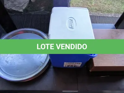 LOTE 266 - COOLER, BANDEJAS DE GARÇOM E CAIXAS DE CHÁ. (NO ESTADO, NÃO SABEMOS SE FUNCIONA. LEILÃO NÃO TEM GARANTIA E NEM DEVOLUÇÃO).