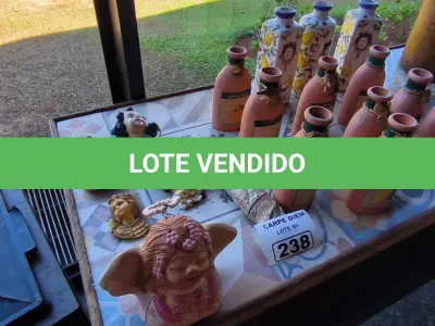 LOTE 238 - OBJETOS DECORATIVOS DE CERÂMICA. (NO ESTADO, NÃO SABEMOS SE FUNCIONA. LEILÃO NÃO TEM GARANTIA E NEM DEVOLUÇÃO).