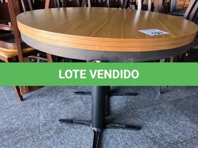 LOTE 197 - 02 MESAS REDONDAS PEQUENAS PÉ DE FERRO E TAMPO EM MADEIRA. (NO ESTADO, NÃO SABEMOS SE FUNCIONA. LEILÃO NÃO TEM GARANTIA E NEM DEVOLUÇÃO).
