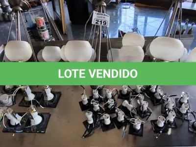 LOTE 219 - 03 LUSTRE E SPOTS DIVERSOS. (NO ESTADO, NÃO SABEMOS SE FUNCIONA. LEILÃO NÃO TEM GARANTIA E NEM DEVOLUÇÃO).