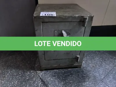 LOTE 106 - COFRE. (NO ESTADO, NÃO SABEMOS SE FUNCIONA. LEILÃO NÃO TEM GARANTIA E NEM DEVOLUÇÃO).