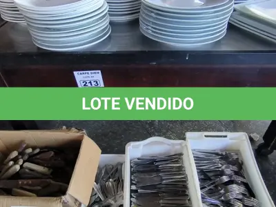 LOTE 213 - BALCÃO EM MADEIRA, INOX E RODAS. (NO ESTADO, NÃO SABEMOS SE FUNCIONA. LEILÃO NÃO TEM GARANTIA E NEM DEVOLUÇÃO).