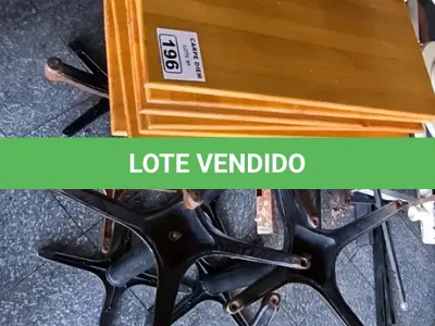 LOTE 196 - 07 MESAS DE MADEIRA 70 X70 PÉ DE FERRO E TAMPO EM MADEIRA. (NO ESTADO, NÃO SABEMOS SE FUNCIONA. LEILÃO NÃO TEM GARANTIA E NEM DEVOLUÇÃO).