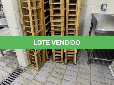 LOTE 050 - ADEGA DE MADEIRA. (NO ESTADO, NÃO SABEMOS SE FUNCIONA. LEILÃO NÃO TEM GARANTIA E NEM DEVOLUÇÃO).