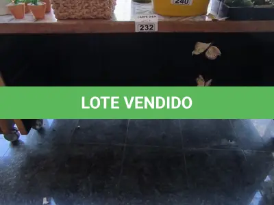 LOTE 232 - BALCÃO DE MADEIRA E RODINHAS COM TAMPO DE CERÂMICA. (NO ESTADO, NÃO SABEMOS SE FUNCIONA. LEILÃO NÃO TEM GARANTIA E NEM DEVOLUÇÃO).