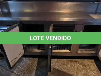 LOTE 134 - BALCÃO REFRIGERADO TRÊS PORTAS C/ PRATELEIRA. (NO ESTADO, NÃO SABEMOS SE FUNCIONA. LEILÃO NÃO TEM GARANTIA E NEM DEVOLUÇÃO).