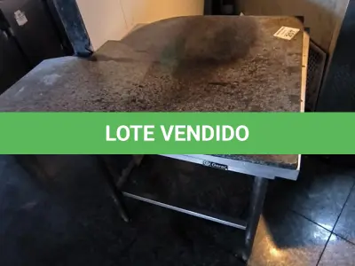LOTE 207 - MESA DE INOX E MÁRMORE PARA ABRIR MASSA. (NO ESTADO, NÃO SABEMOS SE FUNCIONA. LEILÃO NÃO TEM GARANTIA E NEM DEVOLUÇÃO).