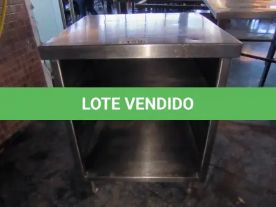 LOTE 159 - MESA DE INOX QUADRADA. (NO ESTADO, NÃO SABEMOS SE FUNCIONA. LEILÃO NÃO TEM GARANTIA E NEM DEVOLUÇÃO). 