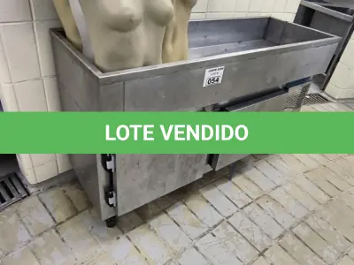 LOTE 054 - BALCÃO REFRIGERADO DUAS PORTAS C/ PISTA FRIA. (NO ESTADO, NÃO SABEMOS SE FUNCIONA. LEILÃO NÃO TEM GARANTIA E NEM DEVOLUÇÃO).