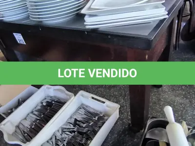 LOTE 213 - BALCÃO EM MADEIRA, INOX E RODAS. (NO ESTADO, NÃO SABEMOS SE FUNCIONA. LEILÃO NÃO TEM GARANTIA E NEM DEVOLUÇÃO).