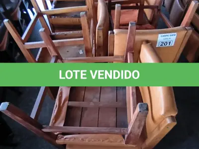 LOTE 201 - 24 CADEIRAS EM MADEIRA. (NO ESTADO, NÃO SABEMOS SE FUNCIONA. LEILÃO NÃO TEM GARANTIA E NEM DEVOLUÇÃO).