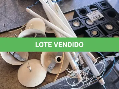 LOTE 182 - LUMINÁRIAS E LÂMPADAS DIVERSAS. (NO ESTADO, NÃO SABEMOS SE FUNCIONA. LEILÃO NÃO TEM GARANTIA E NEM DEVOLUÇÃO).