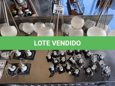 LOTE 219 - 03 LUSTRE E SPOTS DIVERSOS. (NO ESTADO, NÃO SABEMOS SE FUNCIONA. LEILÃO NÃO TEM GARANTIA E NEM DEVOLUÇÃO).