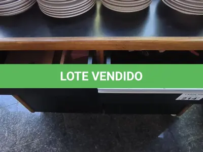 LOTE 214 - BALCÃO APOIO GARÇOM EM MADEIRA COM GAVETAS. (NO ESTADO, NÃO SABEMOS SE FUNCIONA. LEILÃO NÃO TEM GARANTIA E NEM DEVOLUÇÃO).