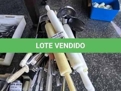 LOTE 267 - UTENSÍLIOS DE COZINHA GRANDES (ROLO DE MASSA, COLHERES E CONCHAS). (NO ESTADO, NÃO SABEMOS SE FUNCIONA. LEILÃO NÃO TEM GARANTIA E NEM DEVOLUÇÃO).