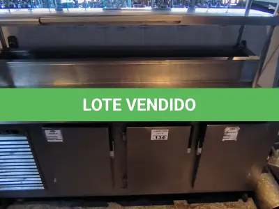 LOTE 134 - BALCÃO REFRIGERADO TRÊS PORTAS C/ PRATELEIRA. (NO ESTADO, NÃO SABEMOS SE FUNCIONA. LEILÃO NÃO TEM GARANTIA E NEM DEVOLUÇÃO).