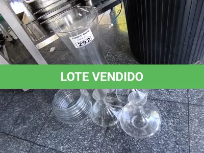 LOTE 292 - VIDROS DE DECORAÇÃO E 03 DECANTER DE VINHO. (NO ESTADO, NÃO SABEMOS SE FUNCIONA. LEILÃO NÃO TEM GARANTIA E NEM DEVOLUÇÃO).