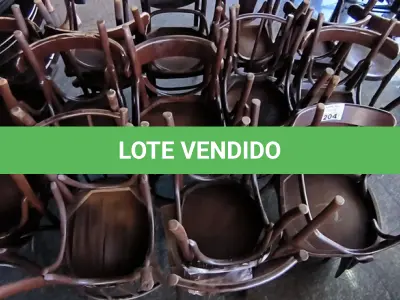 LOTE 204 - 27 CADEIRAS EM MADEIRA MODELO SÃO PAULO DA THONART. (NO ESTADO, NÃO SABEMOS SE FUNCIONA. LEILÃO NÃO TEM GARANTIA E NEM DEVOLUÇÃO). 