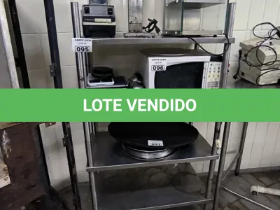 LOTE 095 - ESTANTE DE INOX. (NO ESTADO, NÃO SABEMOS SE FUNCIONA. LEILÃO NÃO TEM GARANTIA E NEM DEVOLUÇÃO).