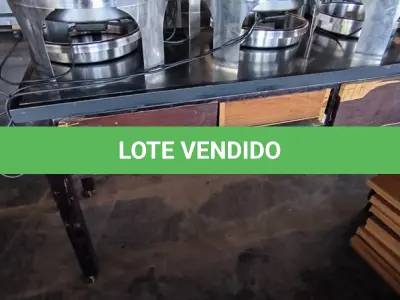 LOTE 172 - BALCÃO DE RODAS INOX E MADEIRA. (NO ESTADO, NÃO SABEMOS SE FUNCIONA. LEILÃO NÃO TEM GARANTIA E NEM DEVOLUÇÃO).