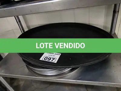 LOTE 097 - BANDEJA DE GARÇOM INOX E DE PLÁSTICO. (NO ESTADO, NÃO SABEMOS SE FUNCIONA. LEILÃO NÃO TEM GARANTIA E NEM DEVOLUÇÃO).