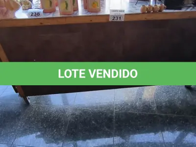 LOTE 231 - BALCÃO DE MADEIRA E RODINHAS COM TAMPO DE CERÂMICA. (NO ESTADO, NÃO SABEMOS SE FUNCIONA. LEILÃO NÃO TEM GARANTIA E NEM DEVOLUÇÃO).
