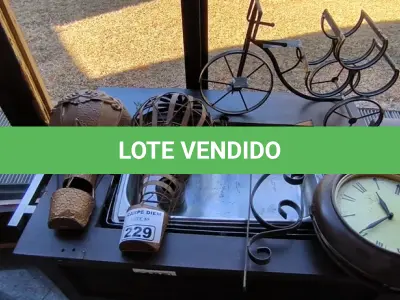 LOTE 229 - BALÕES BICICLETA E RELÓGIO DE FERRO DECORATIVO. (NO ESTADO, NÃO SABEMOS SE FUNCIONA. LEILÃO NÃO TEM GARANTIA E NEM DEVOLUÇÃO).