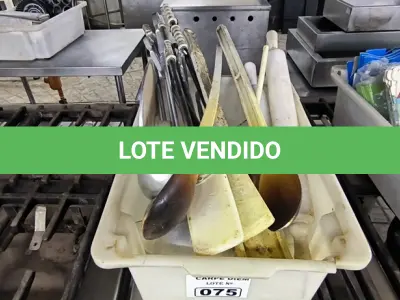 LOTE 075 - UTENSILIOS DE COZINHA DIVERSOS (COLHERES E CONCHAS INDUSTRIAIS). (NO ESTADO, NÃO SABEMOS SE FUNCIONA. LEILÃO NÃO TEM GARANTIA E NEM DEVOLUÇÃO).