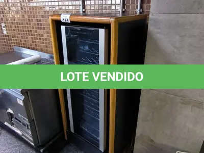 LOTE 124 - MÓVEL C/ ADEGA. (NO ESTADO, NÃO SABEMOS SE FUNCIONA. LEILÃO NÃO TEM GARANTIA E NEM DEVOLUÇÃO).