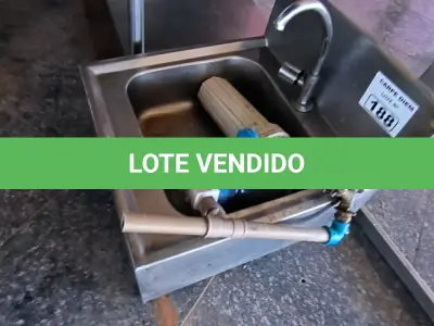 LOTE 188 - PIA DE INOX DE PAREDE E 2 FILTROS. (NO ESTADO, NÃO SABEMOS SE FUNCIONA. LEILÃO NÃO TEM GARANTIA E NEM DEVOLUÇÃO).