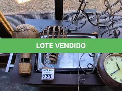 LOTE 229 - BALÕES BICICLETA E RELÓGIO DE FERRO DECORATIVO. (NO ESTADO, NÃO SABEMOS SE FUNCIONA. LEILÃO NÃO TEM GARANTIA E NEM DEVOLUÇÃO).