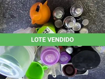 LOTE 257 - COQUETELEIRAS, DOSADORES PARA TEMPEROS CONDIMENTOS JARRAS E GARRAFA TÉRMICA. (NO ESTADO, NÃO SABEMOS SE FUNCIONA. LEILÃO NÃO TEM GARANTIA E NEM DEVOLUÇÃO).