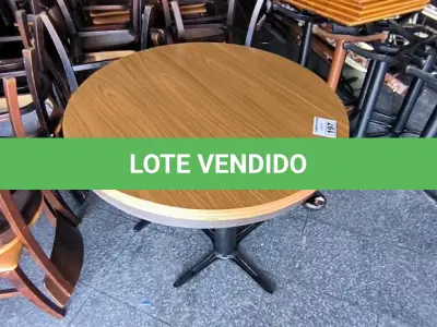 LOTE 197 - 02 MESAS REDONDAS PEQUENAS PÉ DE FERRO E TAMPO EM MADEIRA. (NO ESTADO, NÃO SABEMOS SE FUNCIONA. LEILÃO NÃO TEM GARANTIA E NEM DEVOLUÇÃO).