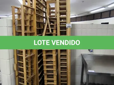 LOTE 050 - ADEGA DE MADEIRA. (NO ESTADO, NÃO SABEMOS SE FUNCIONA. LEILÃO NÃO TEM GARANTIA E NEM DEVOLUÇÃO).