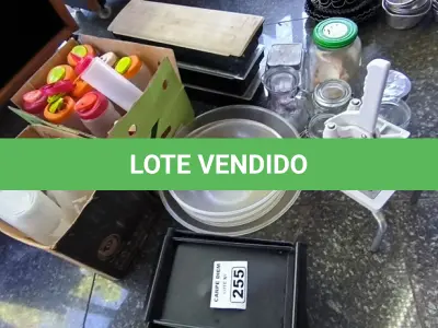 LOTE 255 - UTENSÍLIOS DIVERSOS PARA COZINHA GARRAFAS PLÁSTICAS, VIDROS, BANDEJAS, SALADEIRAS, DISPENSADOR PARA MISEN PLACE