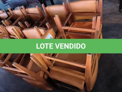 LOTE 202 - 28 CADEIRAS EM MADEIRA. (NO ESTADO, NÃO SABEMOS SE FUNCIONA. LEILÃO NÃO TEM GARANTIA E NEM DEVOLUÇÃO).