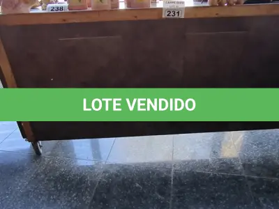 LOTE 231 - BALCÃO DE MADEIRA E RODINHAS COM TAMPO DE CERÂMICA. (NO ESTADO, NÃO SABEMOS SE FUNCIONA. LEILÃO NÃO TEM GARANTIA E NEM DEVOLUÇÃO).