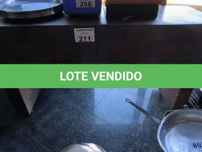 LOTE 211 - BALCÃO EM MADEIRA E RODAS. (NO ESTADO, NÃO SABEMOS SE FUNCIONA. LEILÃO NÃO TEM GARANTIA E NEM DEVOLUÇÃO).