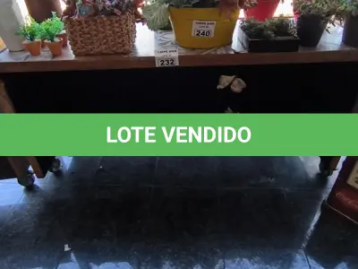 LOTE 232 - BALCÃO DE MADEIRA E RODINHAS COM TAMPO DE CERÂMICA. (NO ESTADO, NÃO SABEMOS SE FUNCIONA. LEILÃO NÃO TEM GARANTIA E NEM DEVOLUÇÃO).