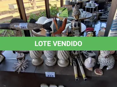 LOTE 241 - OBJETOS DECORATIVOS EM MADEIRA. (NO ESTADO, NÃO SABEMOS SE FUNCIONA. LEILÃO NÃO TEM GARANTIA E NEM DEVOLUÇÃO).