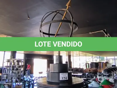 LOTE 174 - MÓVEL REDONDO COM GAVETAS E PRATELEIRA EM MADEIRA. (NO ESTADO, NÃO SABEMOS SE FUNCIONA. LEILÃO NÃO TEM GARANTIA E NEM DEVOLUÇÃO).