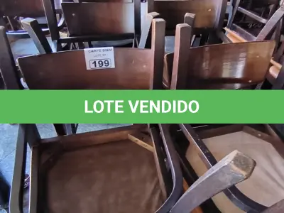 LOTE 199 - 42 CADEIRAS EM MADEIRA. (NO ESTADO, NÃO SABEMOS SE FUNCIONA. LEILÃO NÃO TEM GARANTIA E NEM DEVOLUÇÃO).